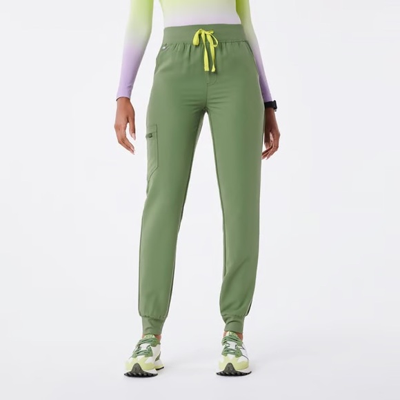 ISO Figs Zamora High Waisted Joggers - Fern in Medium Tall & Catarina Top - Picture 1 of 2